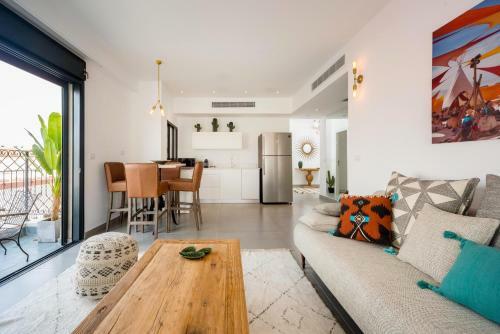 Walk To Beaches From An Arty New-build Apartment