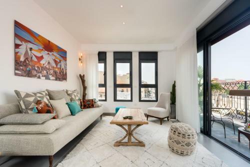 Walk To Beaches From An Arty New-build Apartment