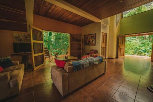 Casa Uvita: Rainforest & Ocean View Eco-home