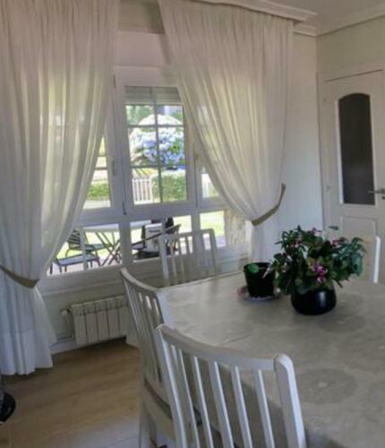 Chalet En Urbanizaci�n Con Piscina