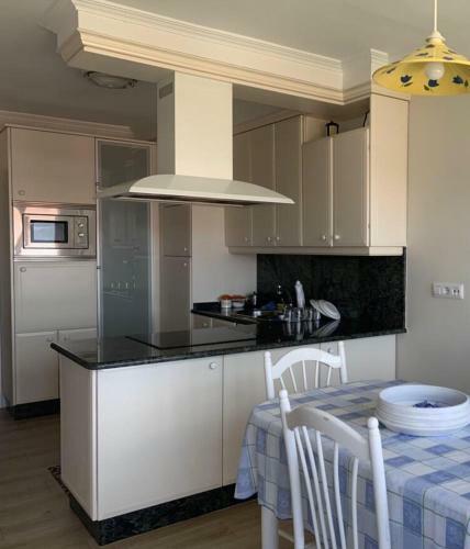 Chalet En Urbanizaci�n Con Piscina