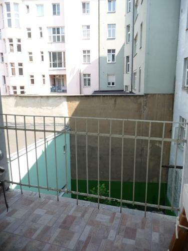 Amazing City Center Apartment With Balcony