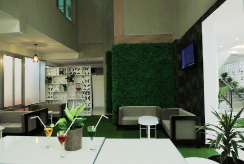Riverland Hotel