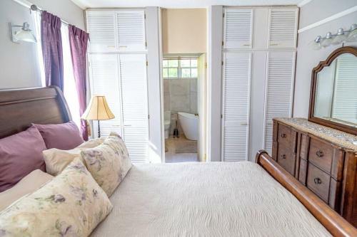 Attractive 4 Br House, 3 Min Walk To Reduit Beach