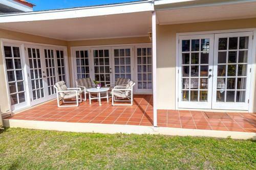 Attractive 4 Br House, 3 Min Walk To Reduit Beach