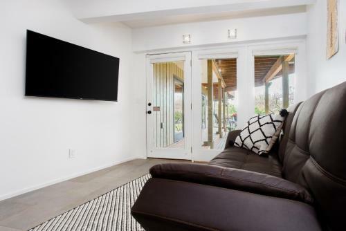 Downtown Contemporary Cove