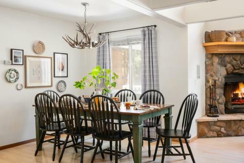 Hartwood By Avantstay Cozy Big Bear Abode W Spacious Deck & Stone Fireplace