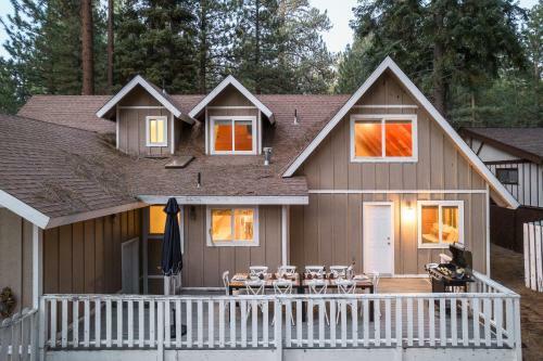 Hartwood By Avantstay Cozy Big Bear Abode W Spacious Deck & Stone Fireplace