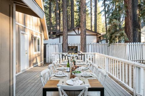 Hartwood By Avantstay Cozy Big Bear Abode W Spacious Deck & Stone Fireplace