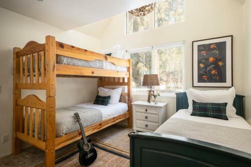 Hartwood By Avantstay Cozy Big Bear Abode W Spacious Deck & Stone Fireplace