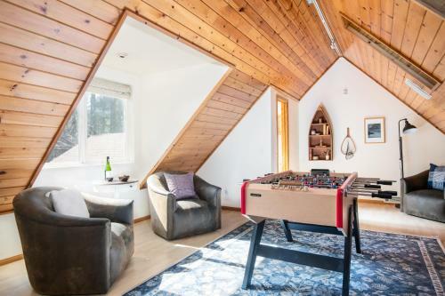 Hartwood By Avantstay Cozy Big Bear Abode W Spacious Deck & Stone Fireplace