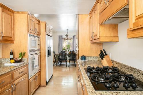 Hartwood By Avantstay Cozy Big Bear Abode W Spacious Deck & Stone Fireplace
