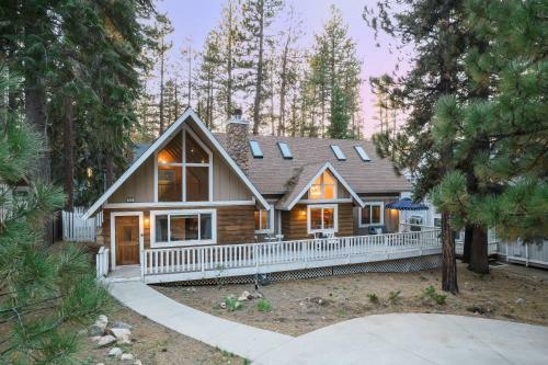 Hartwood By Avantstay Cozy Big Bear Abode W Spacious Deck & Stone Fireplace
