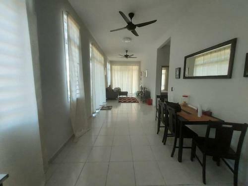 Cheerful 2-bedroom Residential Home With Parking