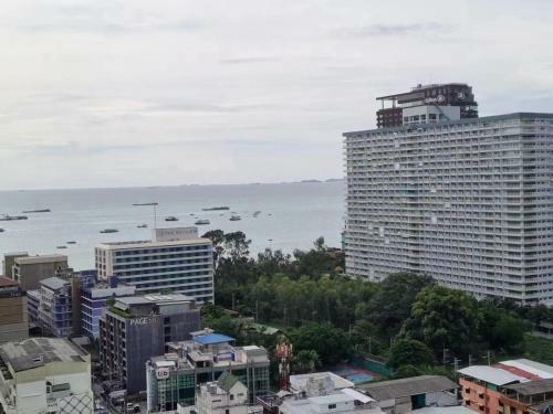 Apartamento The Base Central Pattaya Infinity Pool