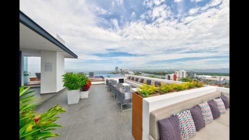Spectacular Beach And Mountain View Condo - 5 Min From The Beach