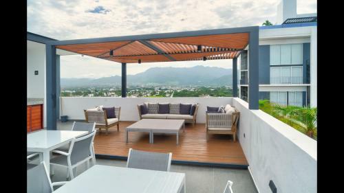Spectacular Beach And Mountain View Condo - 5 Min From The Beach