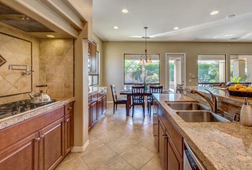 Aurora By Avantstay Stylish Spacious Oasis W Pool, Spa & Bbq