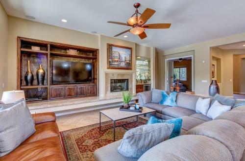 Aurora By Avantstay Stylish Spacious Oasis W Pool, Spa & Bbq