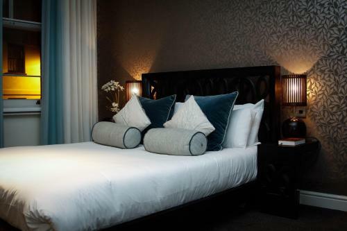 Cinnabar Cafe Hotel