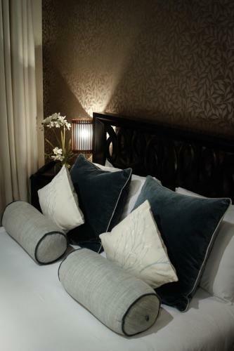 Cinnabar Cafe Hotel