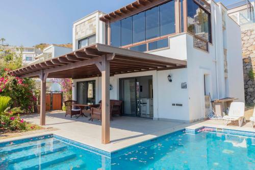 Splendid Villa With Private Pool And Jacuzzi Near Beach In Bodrum