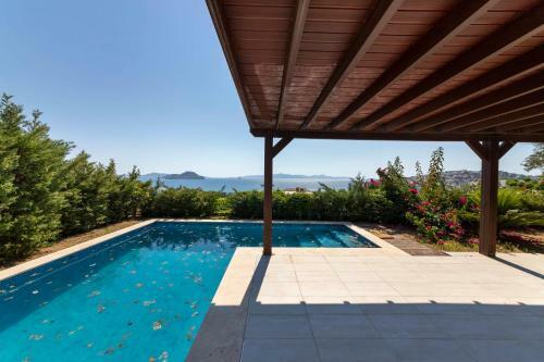 Splendid Villa With Private Pool And Jacuzzi Near Beach In Bodrum