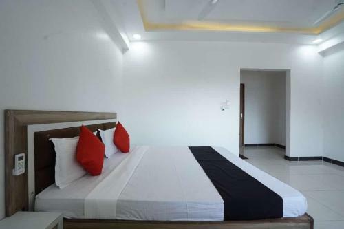 Hotel Yellow Leaf