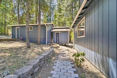 Cozy Cottage With Kayaks And Deck, Walk To Lake!