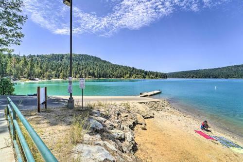 Cozy Cottage With Kayaks And Deck, Walk To Lake!