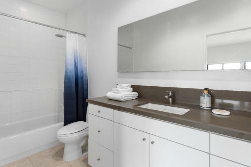 Modern Views 30 Day Minimum Townhouse