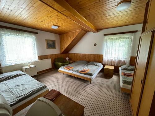 Hostal Penzion - Restaurace U Skrbl�ka