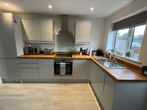 Modern And Bright 1 Bedroom House