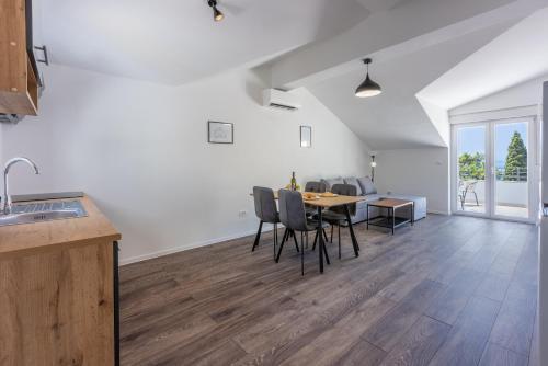 Luxury Apartments Lovorka 3 & 4***/****