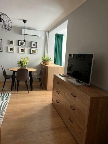 Riverside Jungle Green Apartment