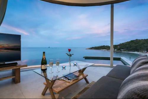 Modern 2 Bedroom Seaview Villa Comet