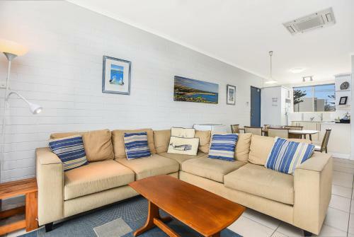 Dolphins Beachfront Apartment No 7 - A View To Remember