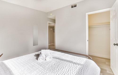 @ Marbella Lane - 3br Stunning Home Pool Table