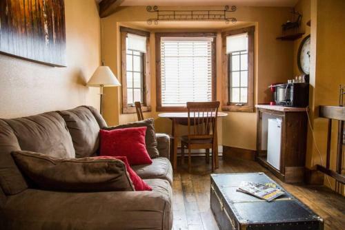 1 Bedroom Lovers Suite With Fireplace Dogs Ok