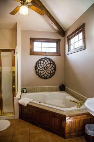 1 Bedroom Lovers Suite With Fireplace Dogs Ok