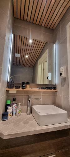 Apartamento Bedroom In A Comfortable Condo In Central Lilleby