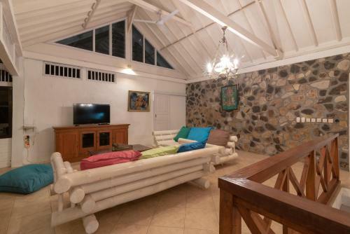 Villa Dinding Batu