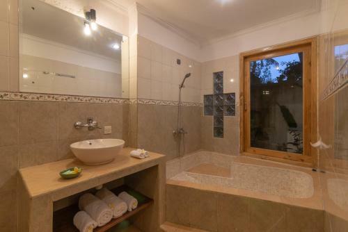 Villa Dinding Batu
