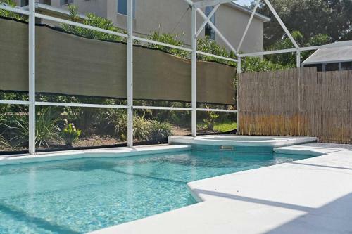 Comfy 4 Bedroom Home With Pool On Golf Course Near Disney World