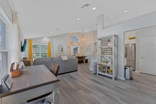 Comfy 4 Bedroom Home With Pool On Golf Course Near Disney World