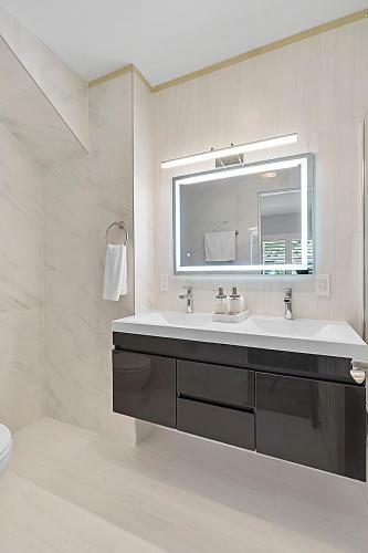 Renovated Quiet All King Bed Suites