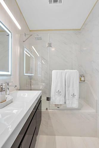 Renovated Quiet All King Bed Suites