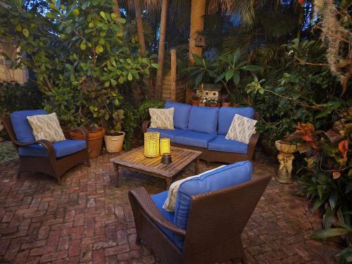 Hostal Chateau Gardens