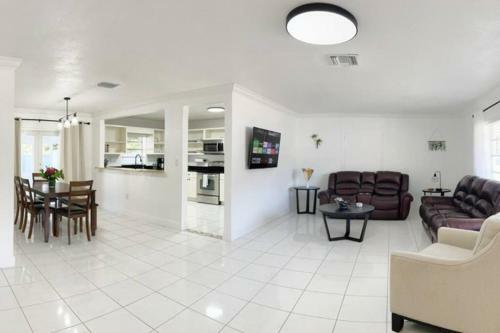 Bright 3/2 Home W/wifi 5min To Hard Rock Stadium?