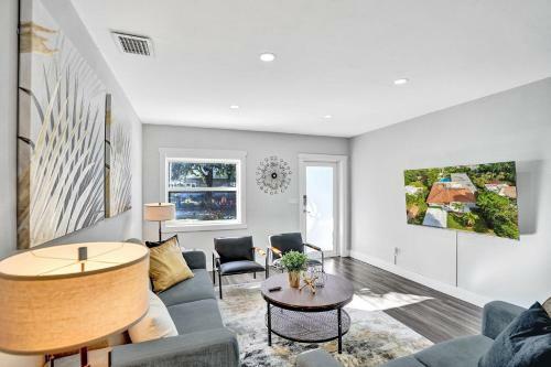 Stylish Hollywood Retreat 5br W Heated Pool